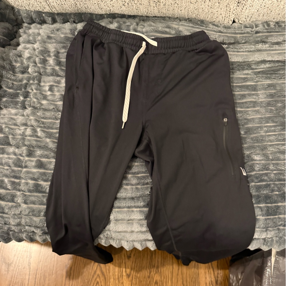 Vuori men’s Sunday joggers in black - size small (like new)
